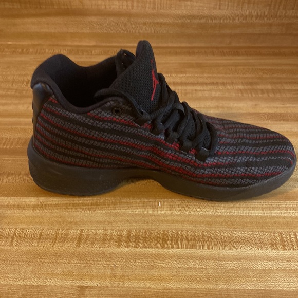 Jordan B Fly Black/ Gym Red /Dark Grey (GS) size 5.5Y- 881446-100 - Picture 5 of 7